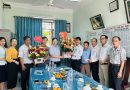 Lãnh đạo Huyện, xã thăm tặng quà các trường học nhân kỷ niệm 42 năm Ngày nhà giáo Việt Nam